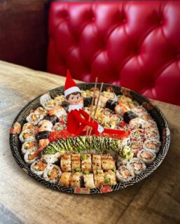 Even mischievous elves know you can’t make trouble on an empty stomach. Sushi first, pranks later 👀👏🏻
Order now at the link in our bio!
Visit us in person:
📍 Walkerville - 1801 Wyandotte Street E.
📞 (519) 997-4638
📍 LaSalle - 5965 Malden Rd.
📞 (519) 969-9696
📍 Lakeshore - 1224 County Rd. 22
📞 (519) 727-3333
📍 Tecumseh - 11977 Tecumseh Rd E.
📞 (519) 735-8333
___________
#sushi #sushiplatter #allyoucaneatsushi #konasushi #yqg #sushirestaurant #sushiinwindsor