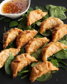 What’s your go-to appetizer at KōNA? 🍤🍣 Tempura Egg Rolls? Gyoza? Miso Soup? 

Order now at any KōNA 👏🏻
____

#kona #konasushi #sushilover #windsorontario #yqg